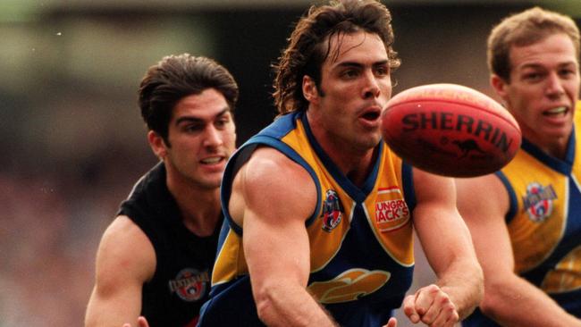 Drew Banfield handballs during West Coast’s 1996 semi-final against Essendon.