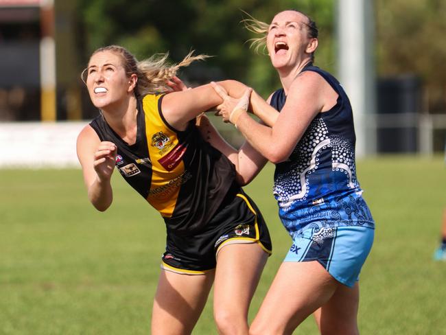 Darwin Buffettes take on Nightcliff Tigers in the semi final. Picture: Celina Whan / AFLNT Media