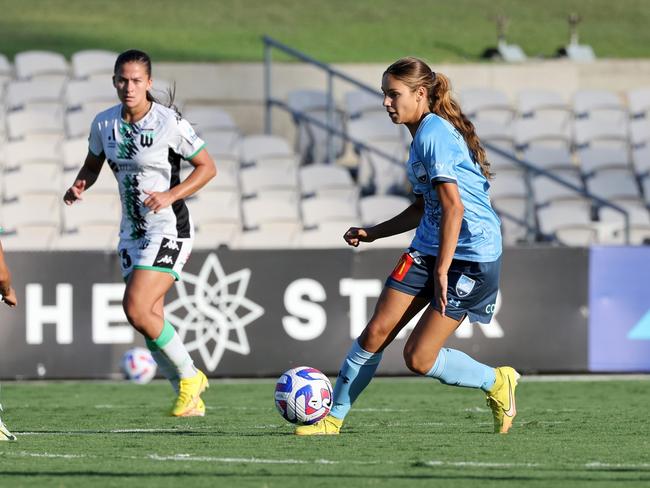 Teenager Indiana Dos Santos makes her A League Women's debut for Sydney FC