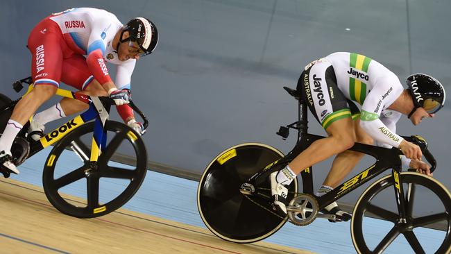 Australia's Matthew Glaetzer (R) races Russia's Denis Dmitriev in the Men's Sprint semi-finals during the 2016 Track Cycling World Championships at the Lee Valley VeloPark in London on March 5, 2016. / AFP / Eric FEFERBERG