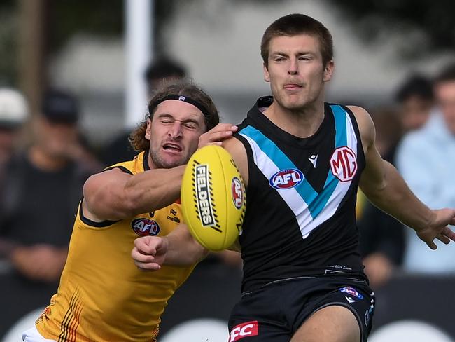 Dylan Williams kicks under pressure from Sam Berry. Picture: Mark Brake/Getty Images