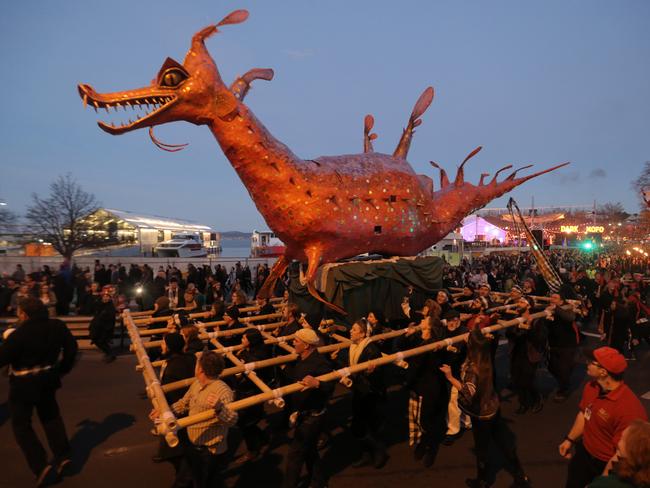 <s1>The ogoh-ogoh is carried through the streets on its way to Dark Park and a fiery end</s1>                        <source>.</source>