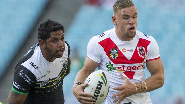 Matthew Dufty gets away from Albert Kelly. (AAP Image/Craig Golding)