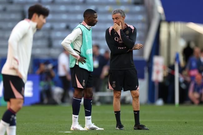Paris Saint-Germain coach Luis Enrique (R) speaks to Ousmane Dembele on the pitch at Munich's Allianz Arena on Friday