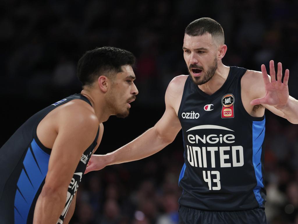 Chris Goulding chats with Shea Ili during the side’s loss to the Taipans. Picture: Daniel Pockett/Getty Images.