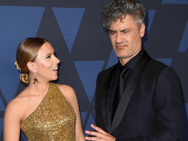 (L-R) Scarlett Johansson and Taika Waititi in Hollywood. Picture: Kevin Winter/Getty Images