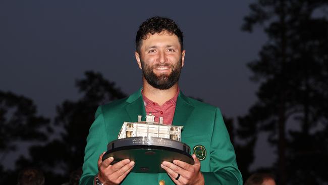 AUGUSTA, GEORGIA - APRIL 09: Jon Rahm of Spain poses with the Masters trophy during the Green Jacket Ceremony after winning the 2023 Masters Tournament at Augusta National Golf Club on April 09, 2023 in Augusta, Georgia.   Christian Petersen/Getty Images/AFP (Photo by Christian Petersen / GETTY IMAGES NORTH AMERICA / Getty Images via AFP)