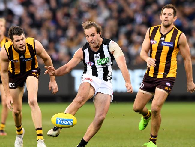 Tim Broomhead of the Magpies kicks a late goal, during the round 15 AFL match between the Hawthorn Hawks and Collingwood Magpies, at the MCG in Melbourne, Sunday, July 2, 2017. (AAP Image/Joe Castro) NO ARCHIVING