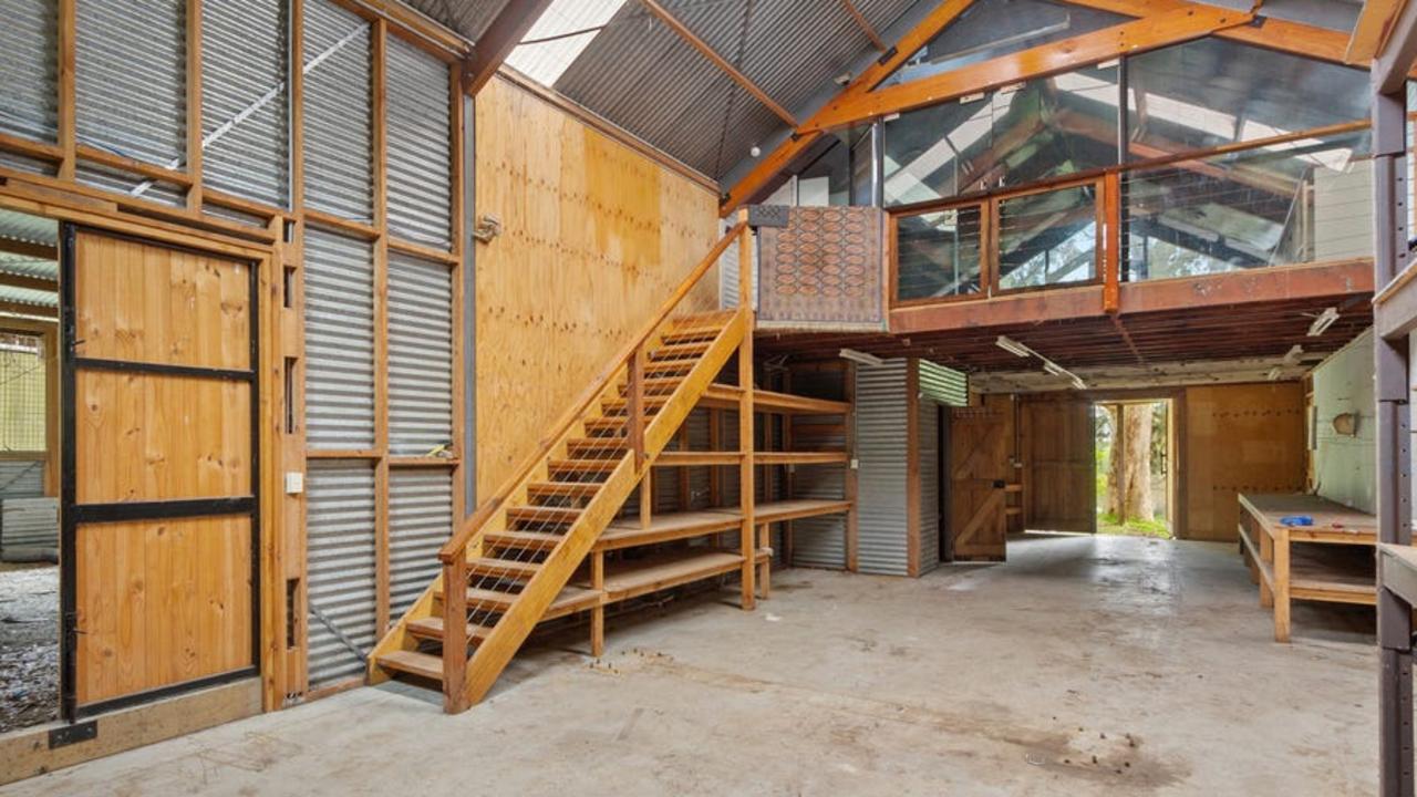 The stables building has a loft studio, kitchenette and balcony, while the ground floor includes a bathroom, central barn area, three horse stables, a feed and storage room and an arena suited to dressage.