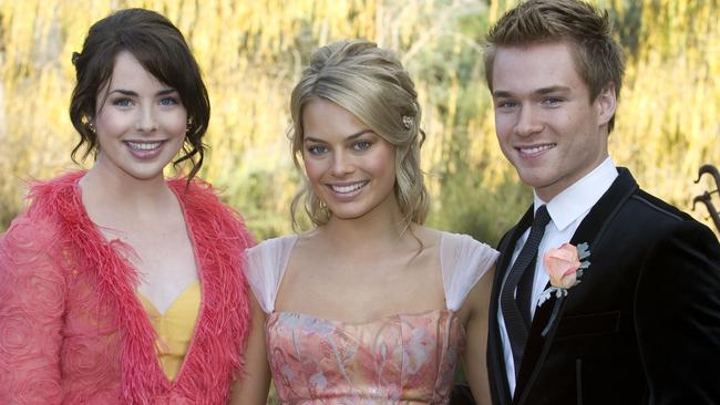 Margot Robbie (middle) with fellow Neighbours actors Ashleigh Brewer and Sam Clark.