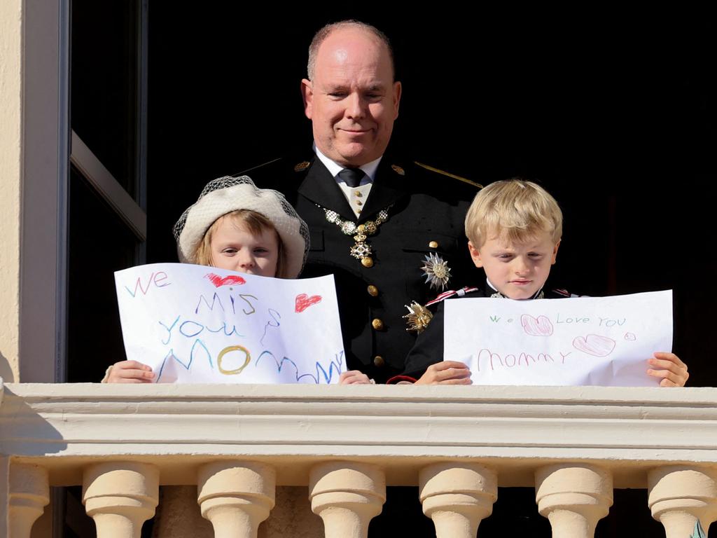 The couple’s twins held up signs reading “We miss you, mommy [sic] in November 2021 amid her lengthy absence. Picture: Valery Hache/AFP