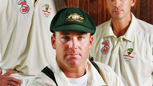 Aussie cricket legend Shane Warne will auction off his baggy green to help support bushfire victims.