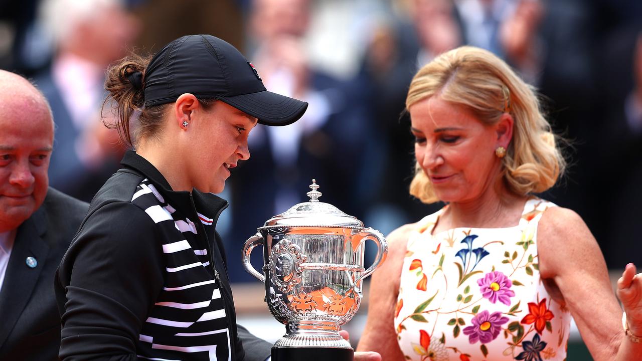 Chris Evert awards Ash Barty her French Open trophy in 2019. Photo by Clive Brunskill/Getty Images