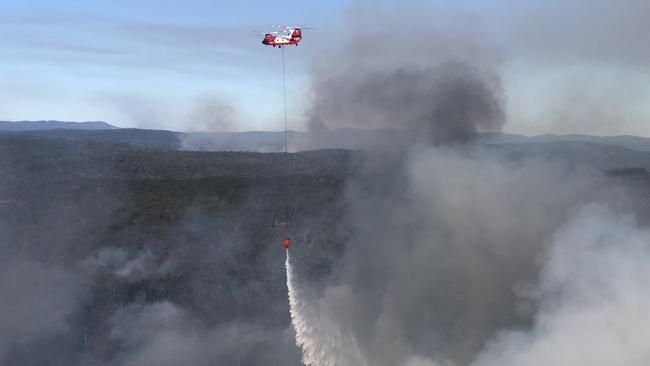 The RFS NSW Chinook with the 10,000 litre bucket. Picture: Sean Leathers NPWS/Twitter