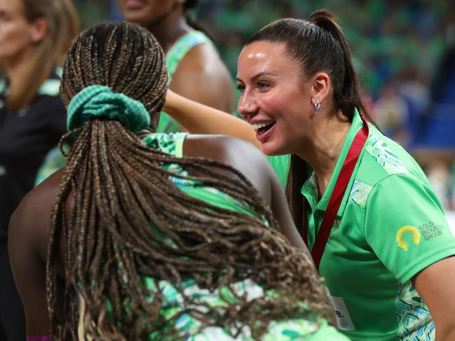 Kelsey Browne talks to the Fever players. Picture: Getty Images