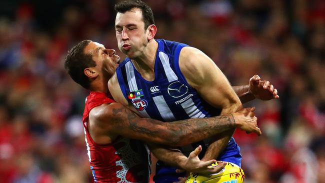Todd Goldstein runs into Lance Franklin at the SCG.