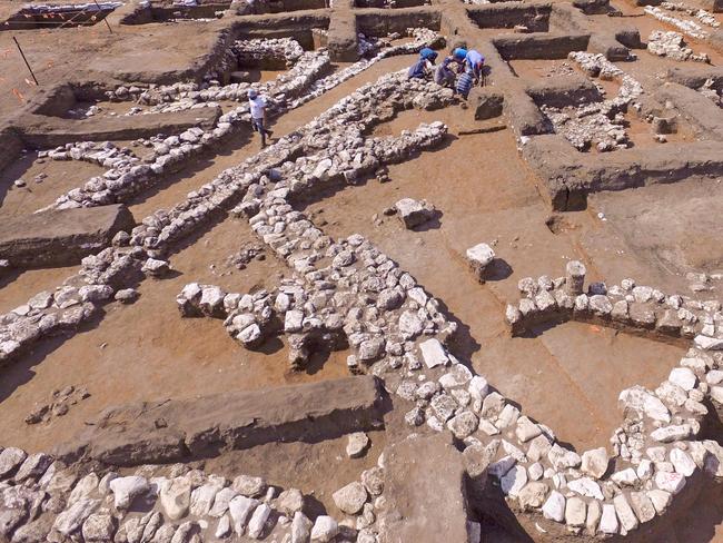 TOPSHOT - Israeli archaeologists work at the ancient site of En Esur (Ein Asawir) where a 5000-year-old city was uncovered, near the Israeli town of Harish on October 06, 2019. - Archaeologists from the Israel Antiquities Authority said the excavations carried out over the course of two and a half years revealed a city among the biggest from its era in the region, including fortifications, a ritual temple and a cemetery. (Photo by JACK GUEZ / AFP)