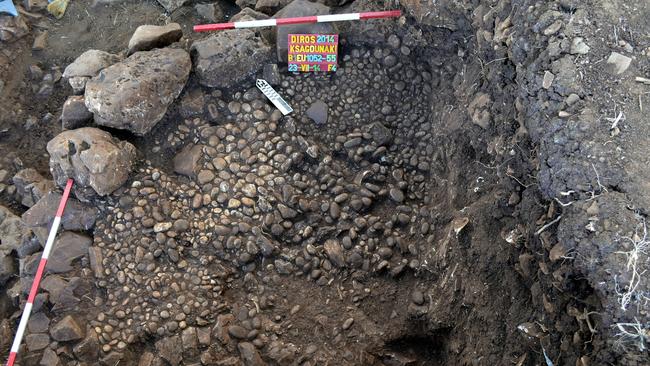 Archaeologists discover 5800-year-old couple who died spooning | news ...