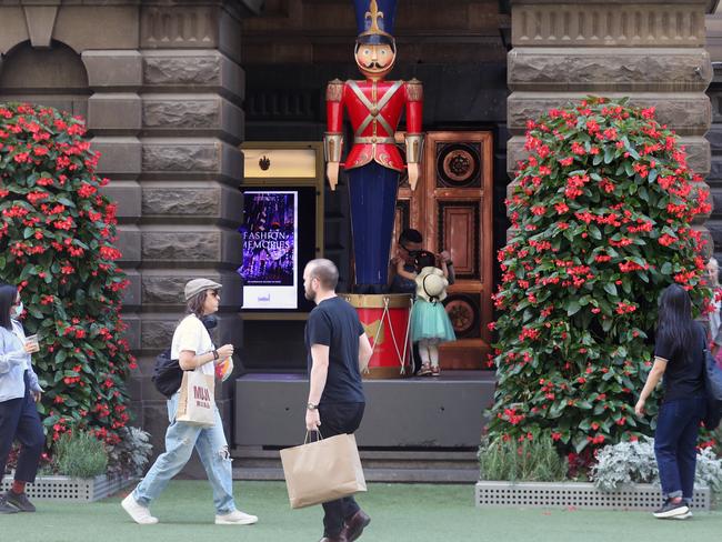 MELBOURNE, AUSTRALIA - NewsWire Photos, DECEMBER 24, 2023. Last minute Christmas shopping in Melbourne CBD.Picture: NCA NewsWire/ David Crosling