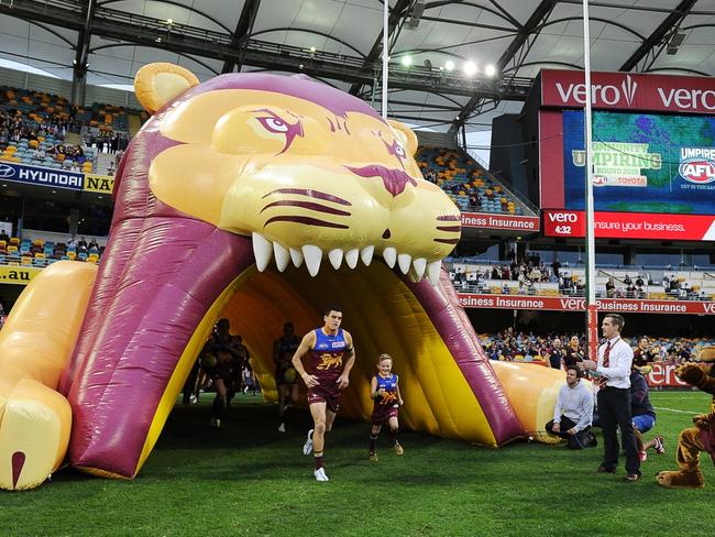 Tom Rockliff leads the Lions into battle at the Gabba in 2015.