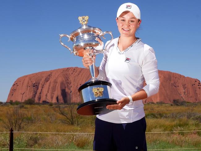 Australian tennis player,Ash Barty, visits Uluru with the Australian Open trophy. Source - https://twitter.com/TennisAustralia