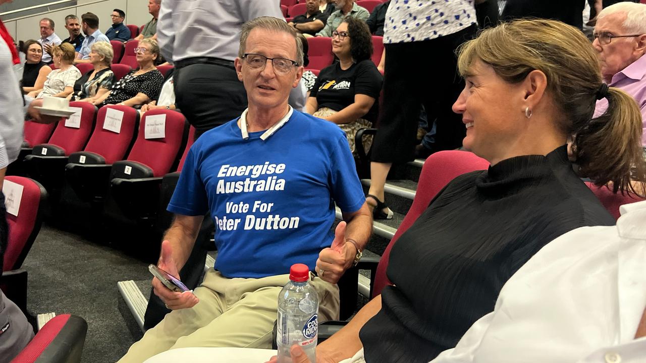 How Warren hopes his T-shirt will help Dutton come up Trumps