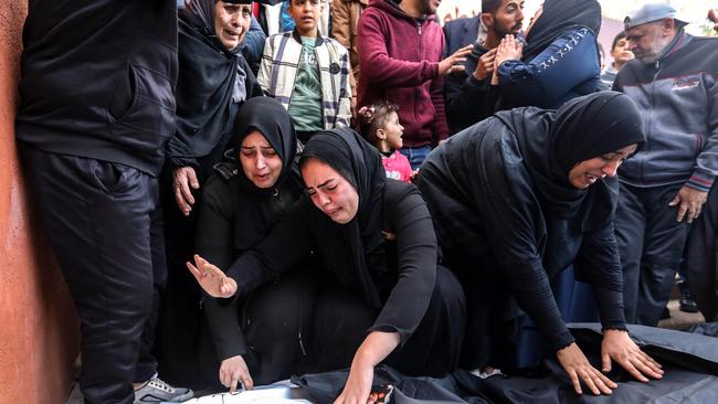 <font><font>Families mourn the death of their loved ones following an air strike by Israel. Picture: Getty Images</font></font>