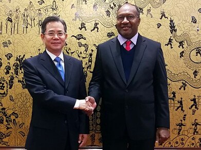 Vice Foreign Minister Zheng Zeguang with former Prime Minister Charlot Salwai of Vanuatu in Foshan City, Guangdong Province in 2018.