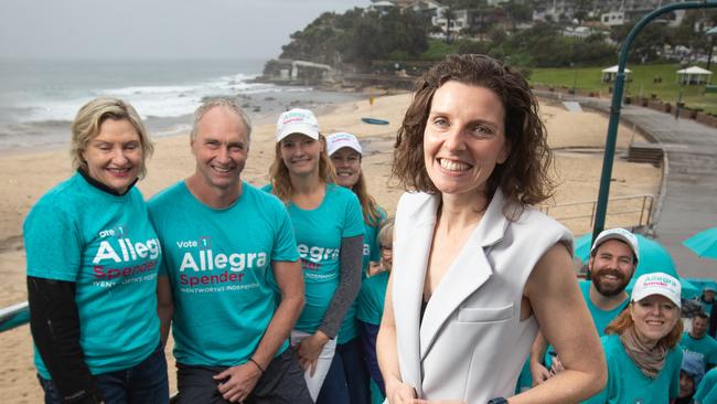 Wentworth independent Allegra Spender and her supporters pictured at Sydney’s Bronte Beach.