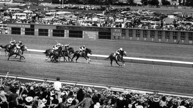 1991 Melbourne Cup. Let's Elope makes it look easy as she wins the 1991 Melbourne Cup. (Jockey Steven King). Straight. Neg: 911106/572. Picture: ELLEN SMITH.