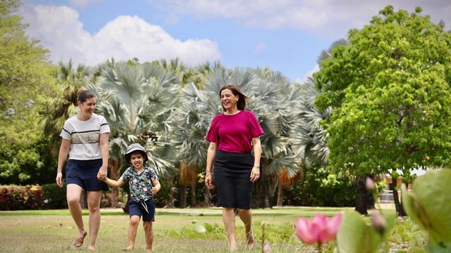 Kristine Ham who has been broken into more than once meets with Deb Frecklington to talk about crime. Picture: NCA NewsWire / Sarah Marshall