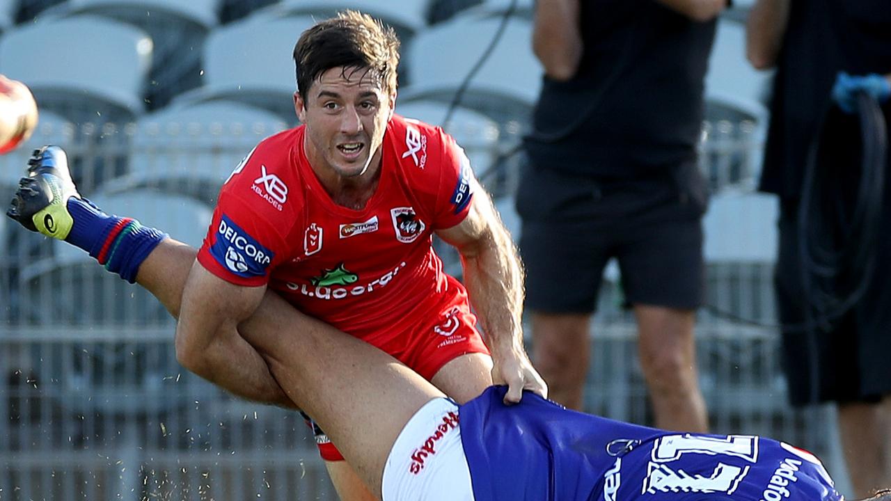Ben Hunt makes a tackle on a Warriors player.