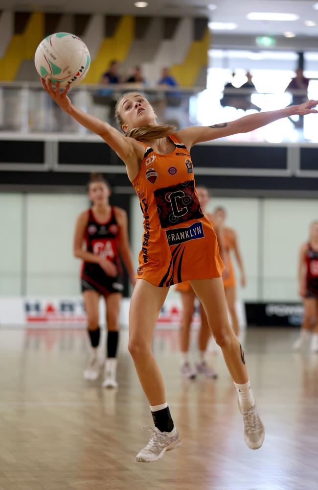 Tigers play with the ball Sarah Joyce, playing in the Netball QLD u16 Grand Final, Nissan Arena Nathan, on Tuesday 20th September 2022 – Photo Steve Pohlner