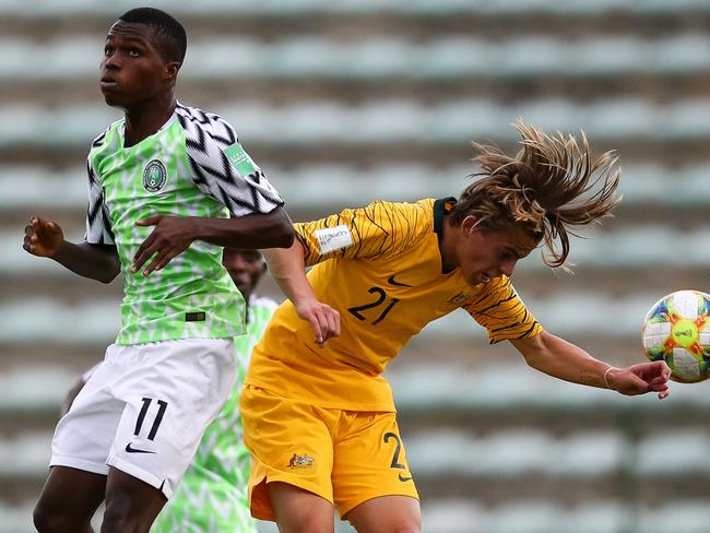 BRASILIA, BRAZIL - NOVEMBER 01: Cameron Peupion of Australia struggles for the ball with Quadri Edun of Nigeria during the FIFA U-17 Men's World Cup Brazil 2019 group B match between Australia and Nigeria at Valmir Campelo Bezerrao Stadium on November 01, 2019 in Brasilia, Brazil. (Photo by Buda Mendes - FIFA/FIFA via Getty Images)