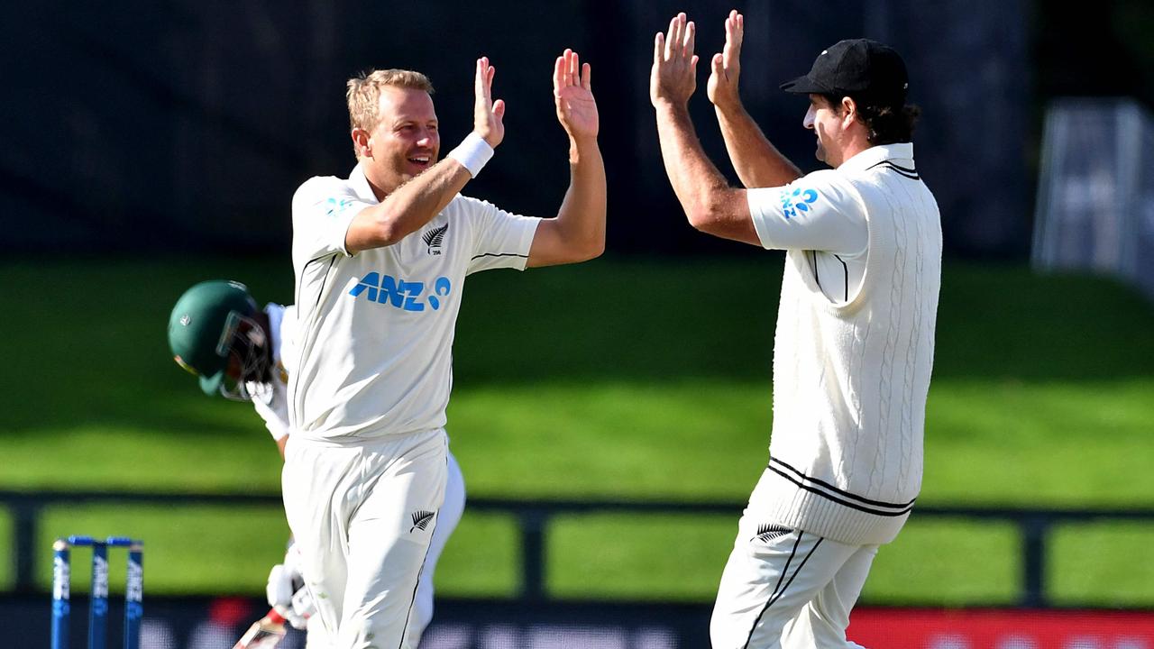 New Zealand's paceman Neil Wagner celebrates the dismissal of South Africa's Temba Bavuma with a teammate Colin de Grandhomme (R). (Photo by Sanka Vidanagama / AFP)