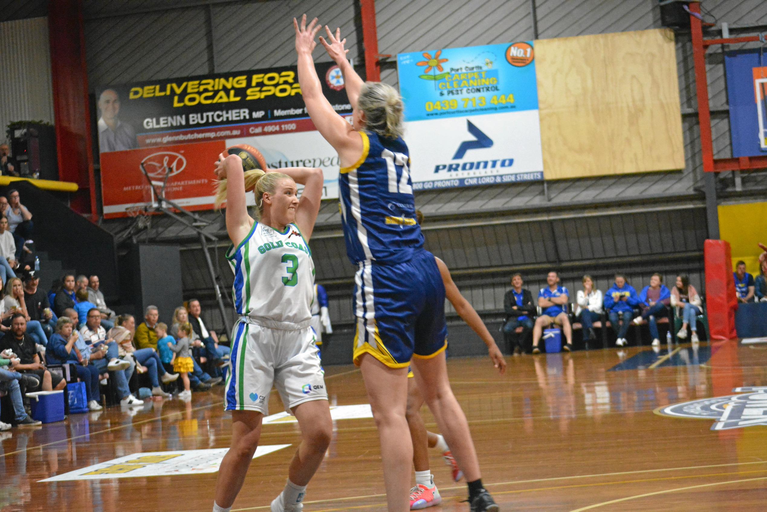 Sarah Ambrose tries to get a pass over Amanda Beatson. Picture: Nick Kossatch GLA040819QBL