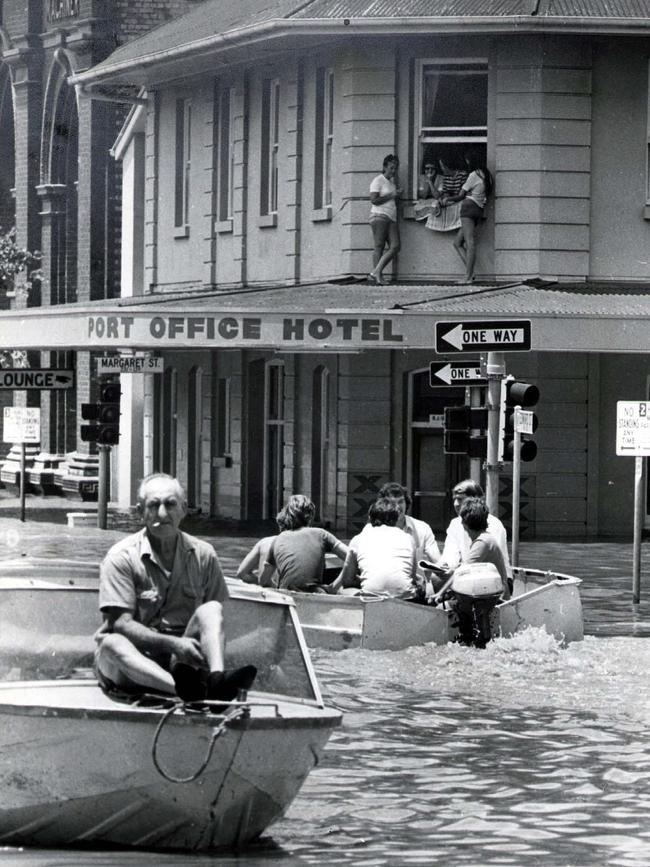 The Port Office Hotel during the 1974 Brisbane floods.