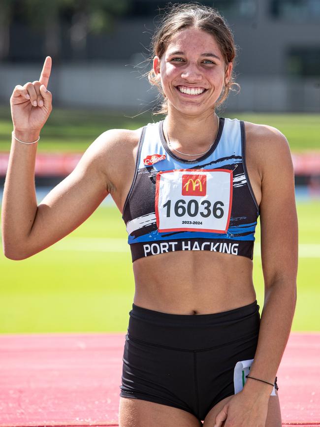 Izobelle Louison-Roe sets a new State Record of 1.85m in the high jump