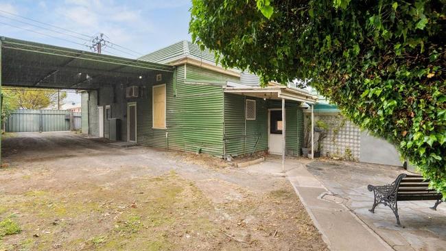 15 Penneys Hill Rd, Hackham. Picture: Southgate Real Estate