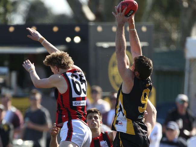 Kris Pendlebury marks for Balwyn. Picture: Stuart Milligan