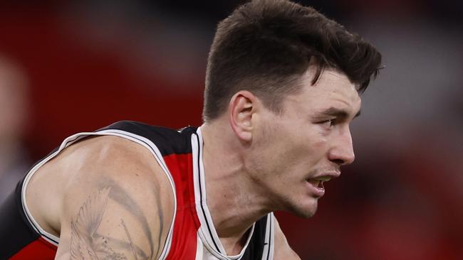 MELBOURNE, AUSTRALIA - AUGUST 04:  Josh Battle of the Saints handballs during the round 21 AFL match between St Kilda Saints and Brisbane Lions at Marvel Stadium, on August 04, 2024, in Melbourne, Australia. (Photo by Darrian Traynor/Getty Images)