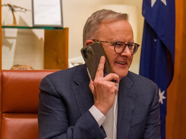 Anthony Albanese talks to Julian Assange as he arrives back in Australia. Picture - PMO