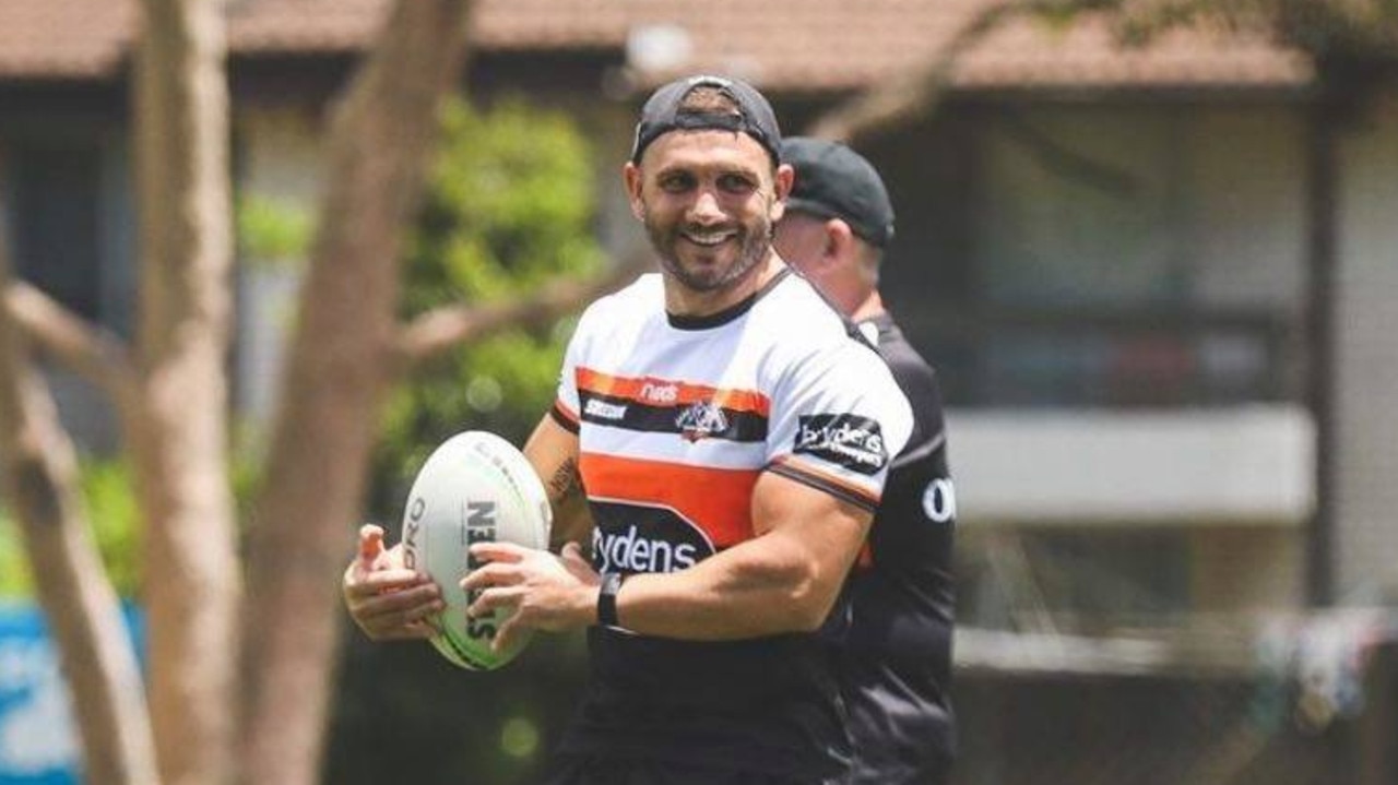 Wests Tigers tell Robbie Farah he can find new NRL club next season, NRL