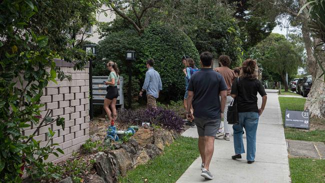 Dozens of prospective renters turned out for properties. Picture: NCA NewsWire / Flavio Brancaleone