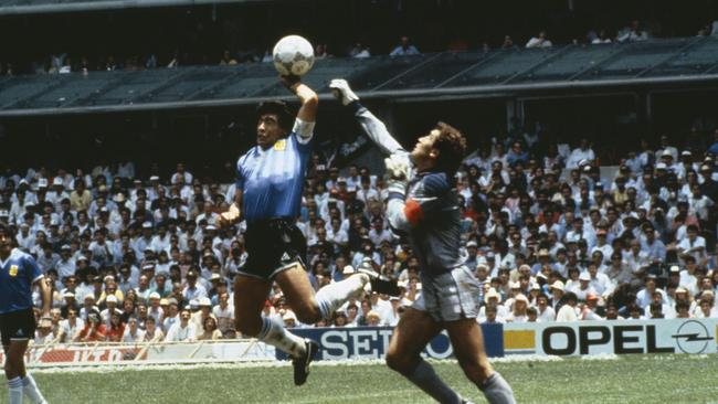 Sport, Football, 1986 Football World Cup, Mexico, Quarter Final, Argentina 2 v England 1, 22nd June, 1986, Argentina's Diego Maradona scores 1st goal with his Hand of God, past England goalkeeper Peter Shilton (Photo by Bob Thomas/Getty Images)