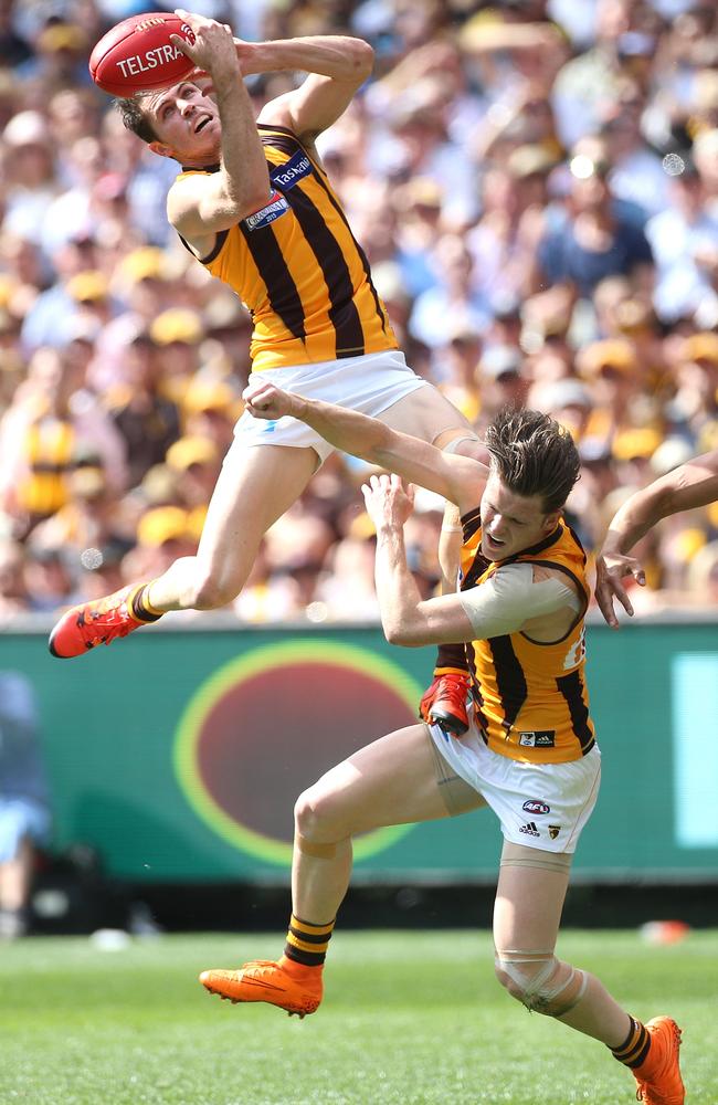 Isaac Smith takes a flying mark over Taylor Duryea. Picture: Mark Dadswell