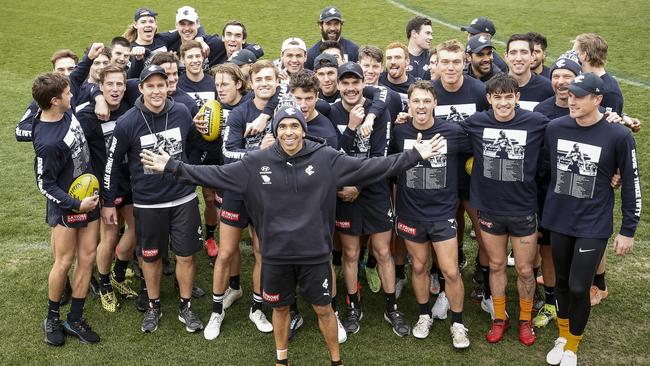 MELBOURNE, AUSTRALIA - AUGUST 17: Eddie Betts of the Blues poses for a photo with his team mates who are wearing a special tribute shirt acknowledging Eddie's 350th and final game during a Carlton Football Club training session at Ikon Park on August 17, 2021 in Melbourne, Australia. (Photo by Darrian Traynor/Getty Images)