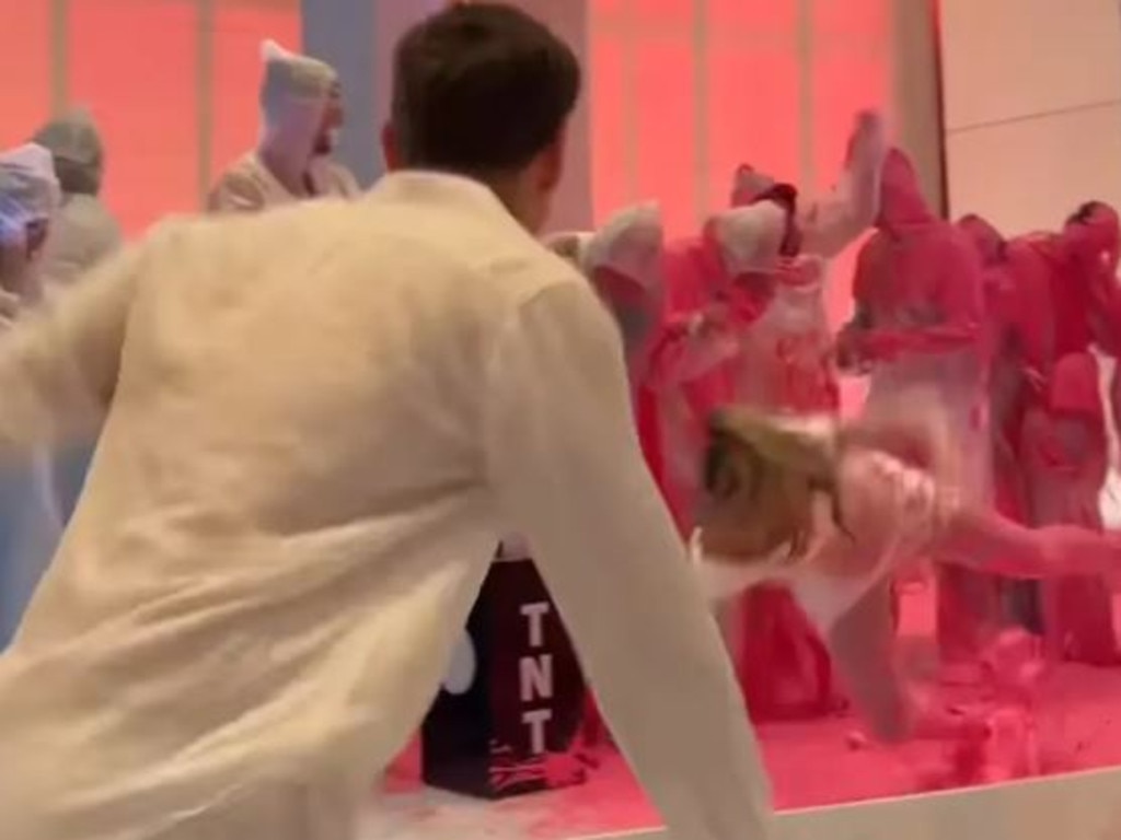 Her husband rushed back to her aid. Picture: genderrevealmiami/Instagram