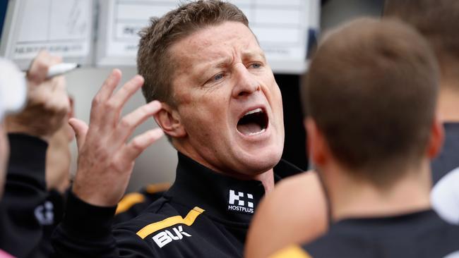 MELBOURNE, AUSTRALIA — AUGUST 20: Damien Hardwick, Senior Coach of the Tigers addresses his players during the 2016 AFL Round 22 match between the Richmond Tigers and the St Kilda Saints at the Melbourne Cricket Ground on August 20, 2016 in Melbourne, Australia. (Photo by Adam Trafford/AFL Media/Getty Images)