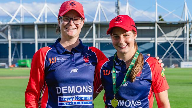 Mia Barwick with the Hannah Short best on ground medal presented by Hannah Short. Picture: Linda Higginson / Solstice Digital